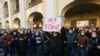 Петербург: полицейские задержали пикетчика с плакатом "Нет войне"