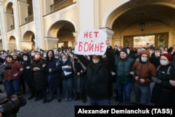 Protestatari manifestând împotriva războiului din Ucraina la Sankt Petersburg, pe 27 februarie.
