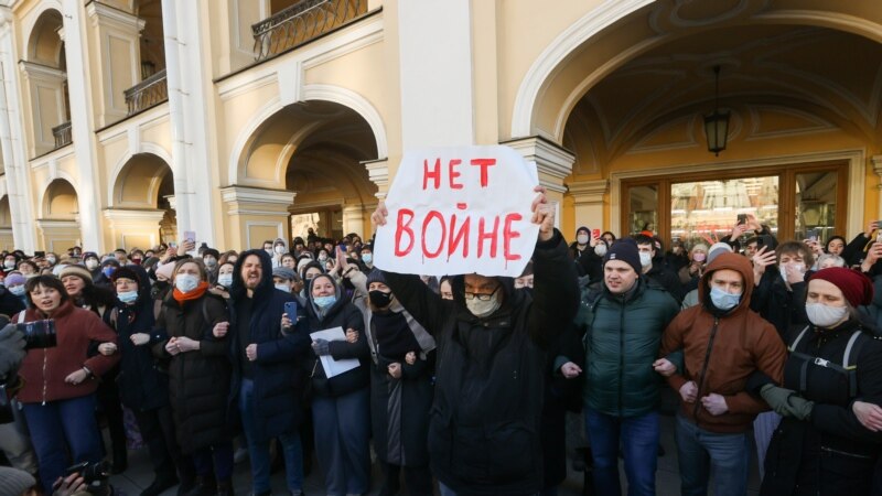 В Петербурге полицейские задержали пикетчика с плакатом 