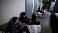 Djeca sklonjena u podrum perinatalnog centra dok se čuju zvuci sirene za vazdušni napad usred ruske invazije na Ukrajinu, u Kijevu, Ukrajina, 2. marta 2022.