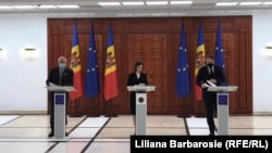 Președinta R. Moldova, Maia Sandu (c), Înaltul Reprezentant/vicepreședintele Comisiei Europene, Josep Borrell (s), și Comisarul european pentru vecinătate și extindere, Olivér Várhelyi (d). 