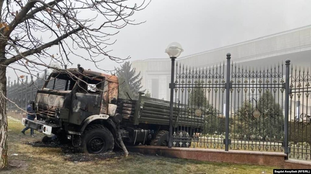Грузовик, сожжённый во время Январских событий в Алматы