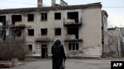 Місцева жителька біля зруйнованої будівлі в містечку Красногорівка Донецької області, 22 лютого 2022 року, фото ілюстративне