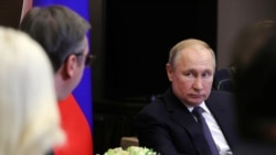 Vladimir Putin, predsednik Rusije, prati izlaganje Aleksandra Vučića, predsednika Srbije, tokom sastanka u ruskom gradu Sočiju 4. decembra 2019.