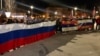 Učesnici protesta podrške Rusiji u Nikšiću 28. februara 2022, ističu zastavu te države i Srbije. Skup je organizovan četiri dana nakon što je Rusija počela invaziju na susjednu Ukrajinu, u kojoj je do sada ubijeno na hiljade ljudi. 