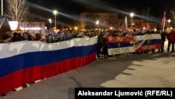 Učesnici protesta podrške Rusiji u Nikšiću 28. februara 2022, ističu zastavu te države i Srbije. Skup je organizovan četiri dana nakon što je Rusija počela invaziju na susjednu Ukrajinu, u kojoj je do sada ubijeno na hiljade ljudi. 