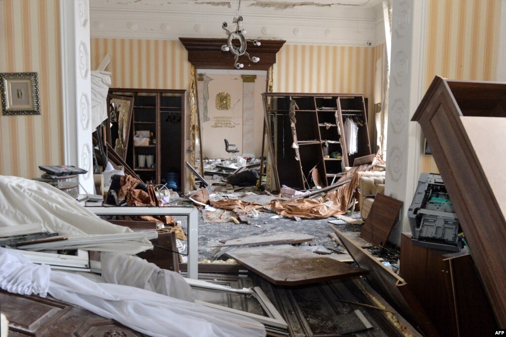 Оштетената внатрешност на зграда куќа во Харков на 1 март 2022
