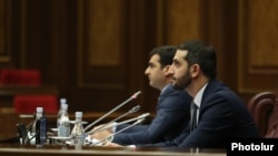 Вице-спикеры Рубен Рубинян и Акоп Аршакян на заседании НС, 1 марта 2022 г.