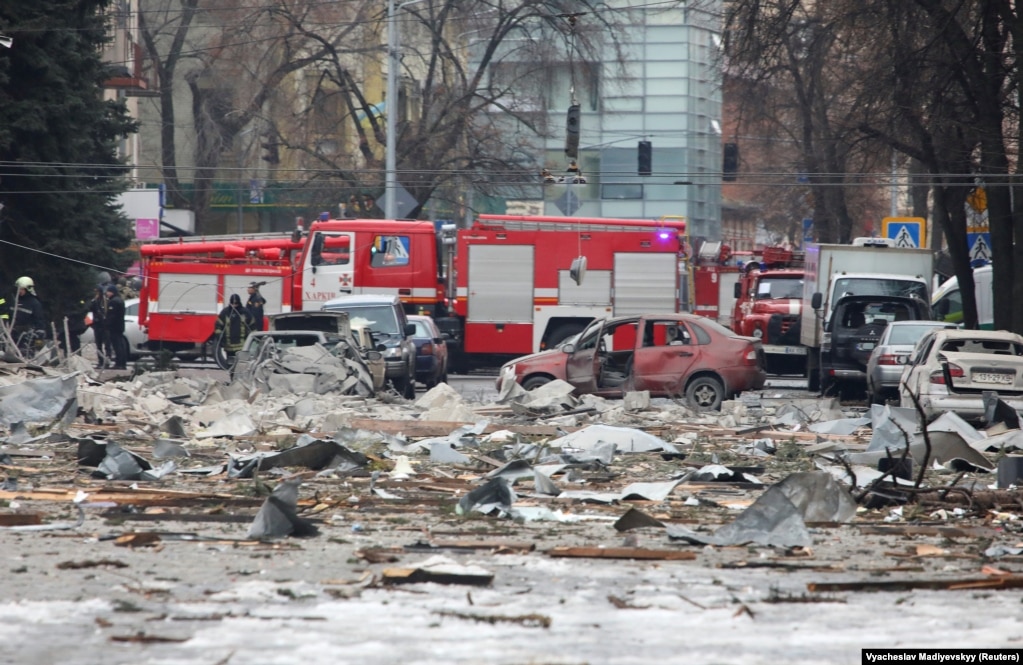 Територія біля будівлі обладміністрації в Харкові, яка, за словами міської влади, зазнала ракетного обстрілу. 1 березня 2022 року