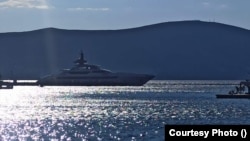 Jahti "Galactica Super Nova", pronë e miliarderit rus Vagit Alekperov, po lundron në portin e Tivatit në Malin e Zi Adriatik. Mali i Zi, Tivat, 1 mars 2022.