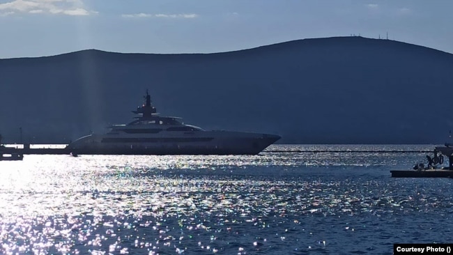 Jahti "Galactica Super Nova", pronë e miliarderit rus Vagit Alekperov, po lundron në portin e Tivatit në Malin e Zi Adriatik. Mali i Zi, Tivat, 1 mars 2022.