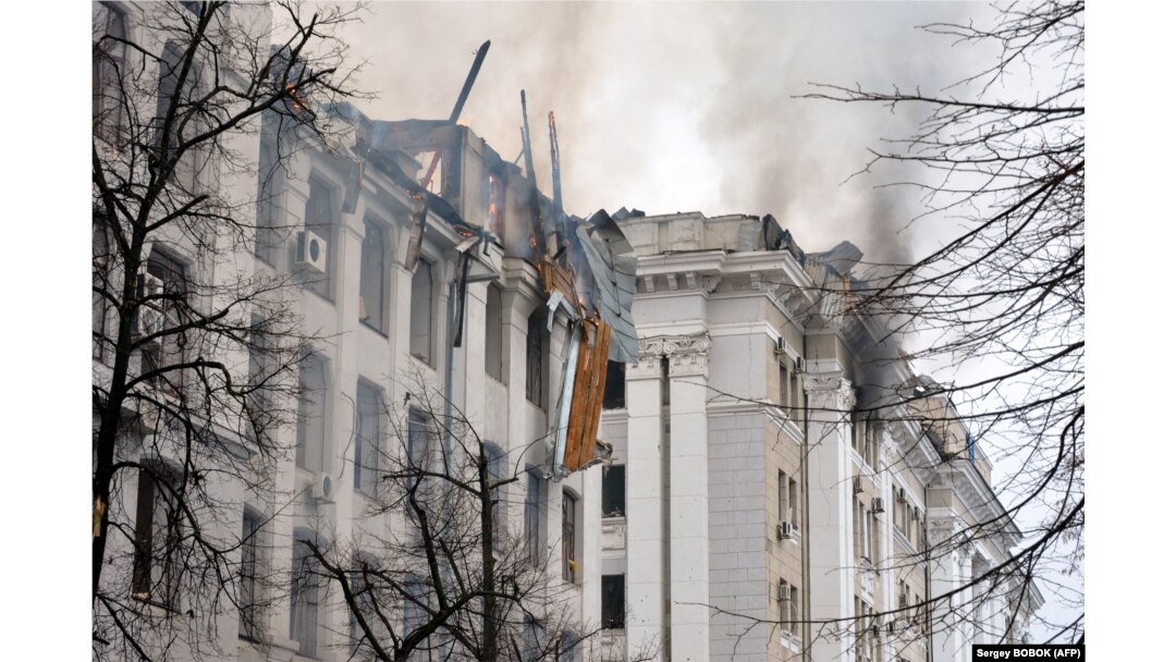 Pe 2 martie, forțele Rusiei au bombardat centrul orașului Kharkov. În imagine, clădiri ale Departamentului de Economie al Universității și Harkov și ale Departamentului Regional de Securitate, afectate de bombardamente.