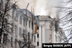 Pe 2 martie, forțele Rusiei au bombardat centrul orașului Kharkov. În imagine, clădiri ale Departamentului de Economie al Universității și Harkov și ale Departamentului Regional de Securitate, afectate de bombardamente.