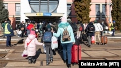 A háború miatt Ukrajnából menekülő család a záhonyi vasútállomáson 2022. március 1-jén. Naponta mintegy négyezer menekült érkezik Budapestre vasúton, egyharmaduk-egynegyedük gyermek