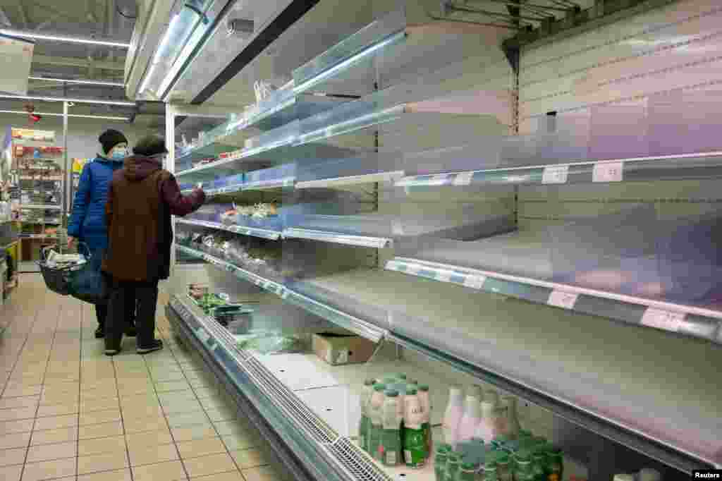 Rafturile supermarket-urilor din Kiev au început să fie goale, iar Capitala este înconjurată de trupele rusești. Zilnic se aud explozii și au loc atacuri cu rachete.&nbsp;
