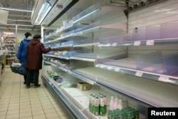 یک سوپرمارکت در کی‌یف در سوم مارس، یک هفته پس از آغاز تهاجم روسیه
