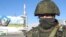 Военнослужащий на территории Чернобыльской атомной электростанции. Подразделения Воздушно-десантных войск России обеспечивают охрану Чернобыльской атомной электростанции (АЭС), 26 февраля 2022 года