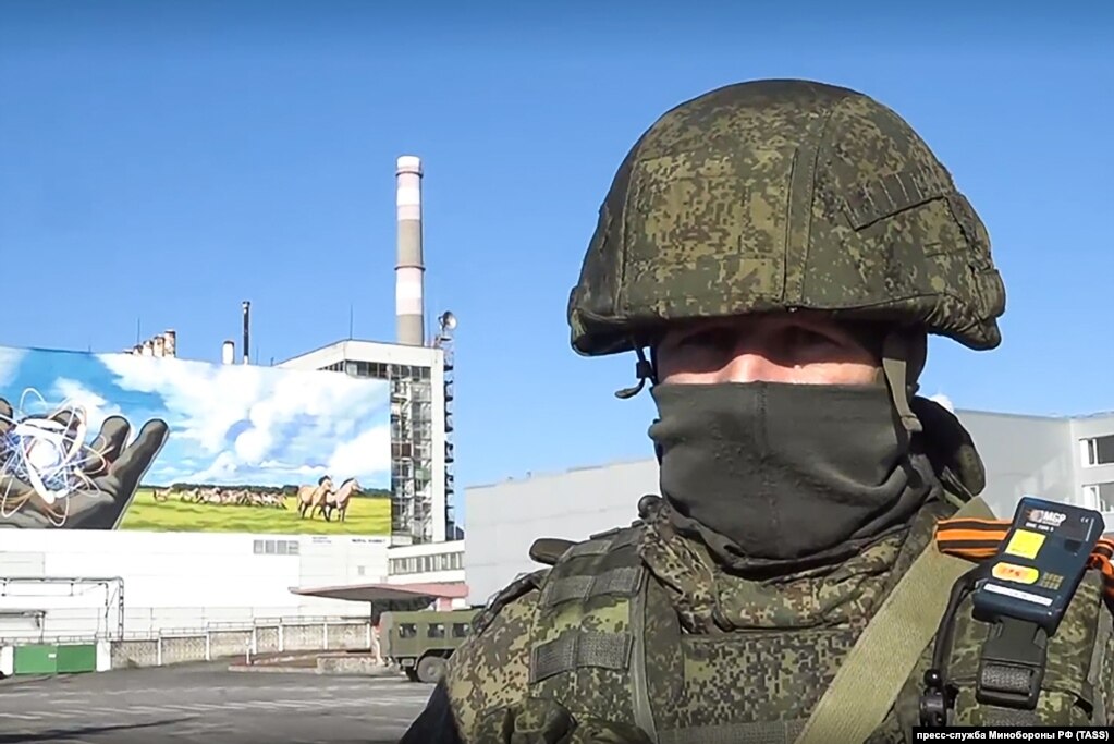 Солдат російської армії під час окупації Чорнобильської атомної станції та 30-кілометрової зони відчуження навколо неї. Фото зроблене 26 лютого 2022 року, на третій день широкомасштабної війни