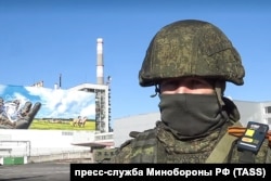 Російський солдат на Чорнобильській АЕС після взяття Чорнобильської зони російськими військами. 26 лютого 2022 року