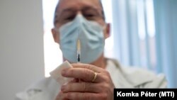 Dok postojeće vackcine za COVID i dalje pružaju dobru zaštitu protiv hospitalizacija i smrtnih ishoda kao posljedica bolesti, efikasnost vakcina se našla na udaru kako virus i dalje evoluira.