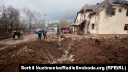 Гатне. Наслідки ракетного чи бомбового удару. Київська область, Україна. 3 березня 2022 року