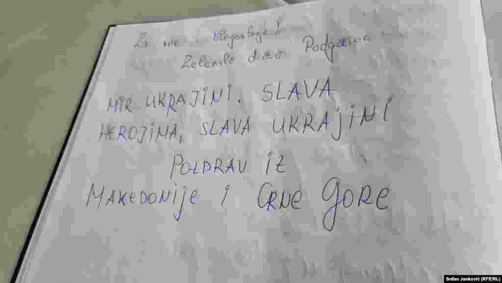 Građani Podgorice mogli su da upute i poruke ukrajinskom narodu, koje će biti poslate sa namirnicama pomoći.&nbsp;