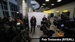 Air Astana әуе компаниясы президенті Питер Фостер Алматы әуежайында журналистермен әңгімелесіп тұр. 28 ақпан 2022 жыл.