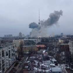 Tym duke dalë nga kulla televizive në Kiev.