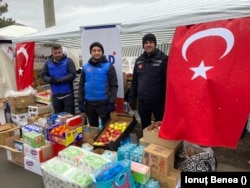 Marov (dreapta), a venit din Turcia , alături de colegii săi, pentru a-i ajuta pe refugiații ucraineni care intră în țară prin nordul României.