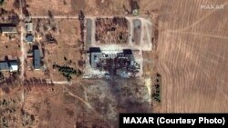Близък план от сателитна снимка показва разрушена фабрика на запад от Чернигов. Снимката е на Maxar Technologies от 28 февруари.