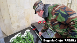 Un veteran depune flori în timpul comemorării a 30 de ani de la izbucnirea conflictului militar de pe Nistru, pe 2 martie 1992.