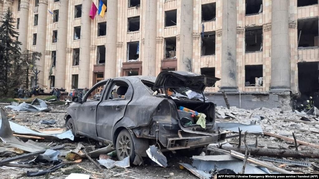 Площа Свободи перед будівлею Харківської адміністрації після обстрілу 1 березня