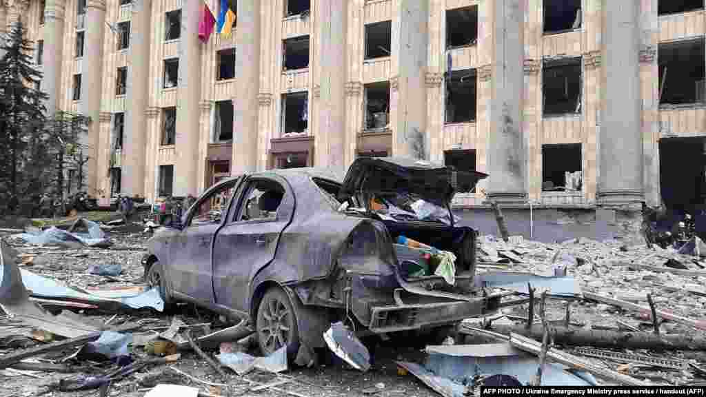 O mașină distrusă de atacurile cu rachete asupra orașului Harkov. 1 martie 2022