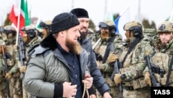 Рамзан Кадыров (на первом плане) во время смотра сил чеченских военных подразделений и спецтехники на территории собственной резиденции. 24 февраля 2022 года