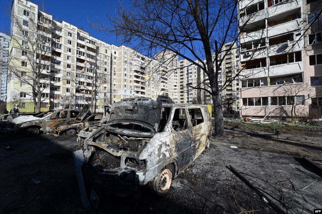 Погляд на знищені від обстрілів автомобілі на околиці Києва. Фото від 28 лютого