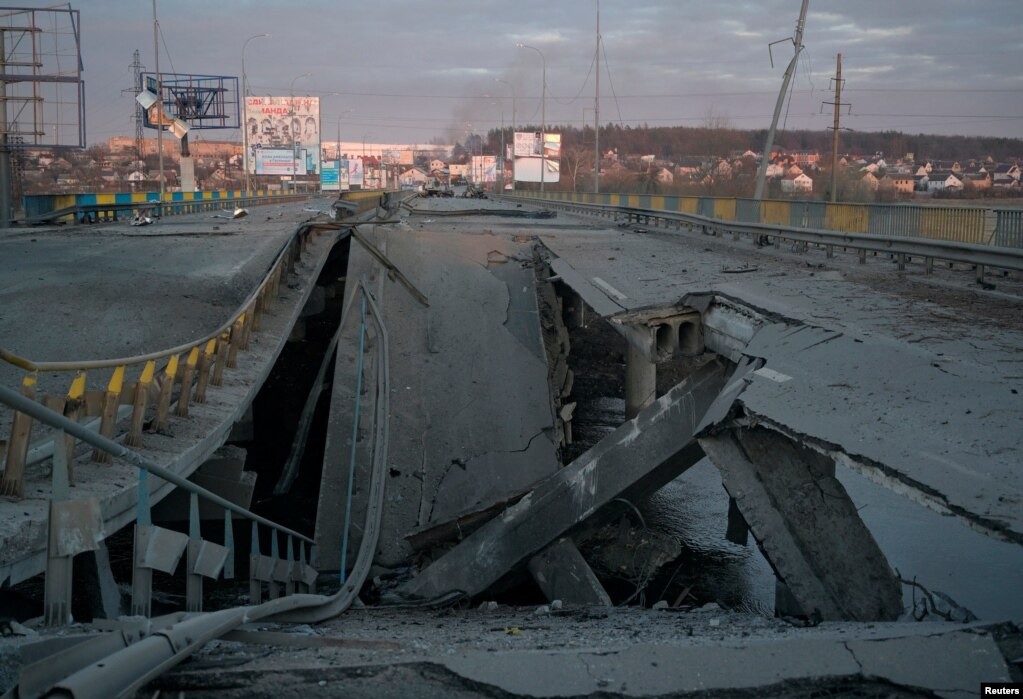 Зруйнований міст поблизу міста Буча на Київщині. Україна, 28 лютого 2022 року