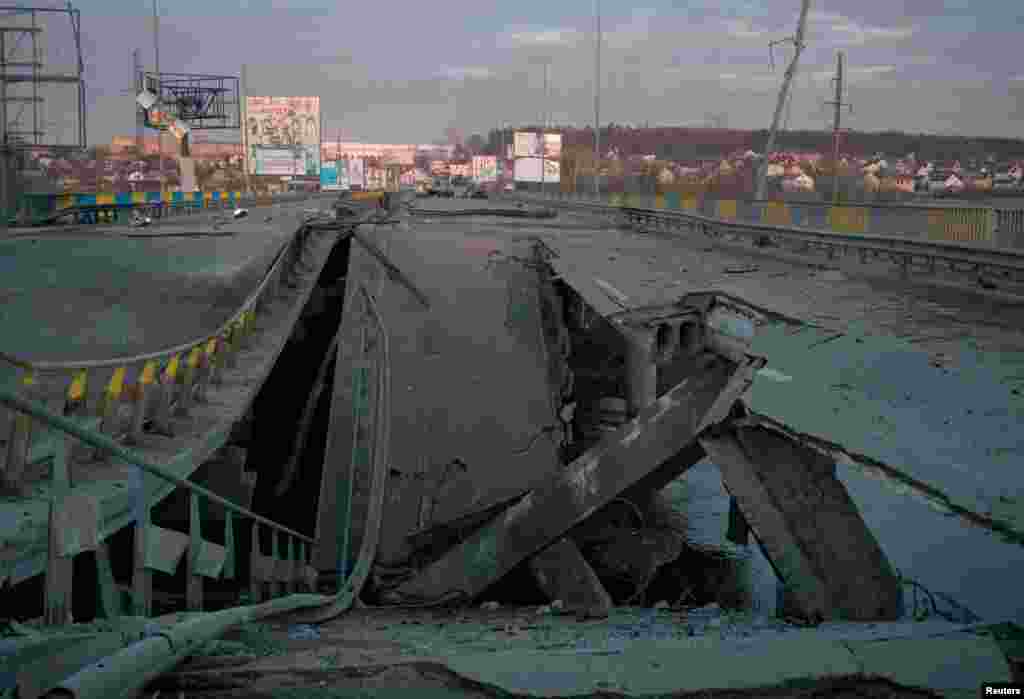 Un pod distrus în apropierea orașului Bucea din apropierea Kievului. 28 februarie 2022