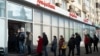 گروهی از مردم مسکو مقابل بانک آلفا برای دریافت پول نقد از عابر بانک