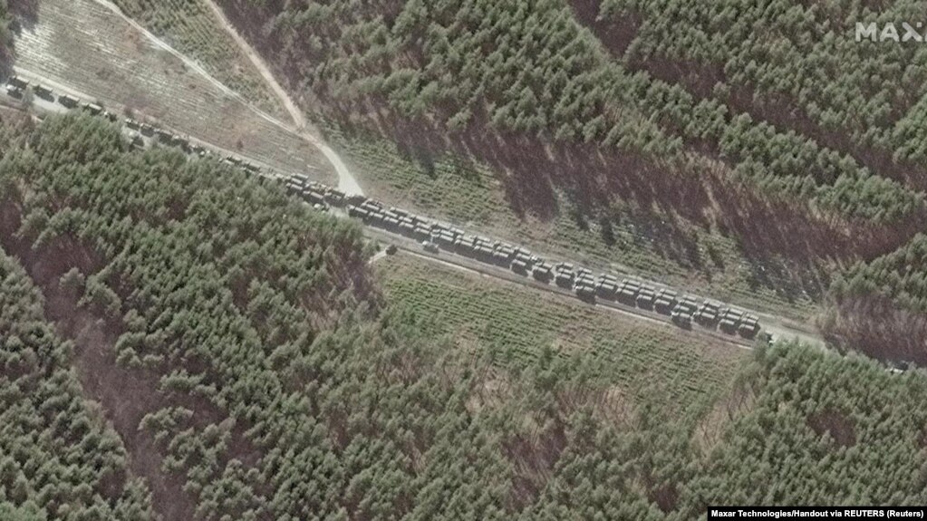 Në pamje satelitore shihet një konvoj i gjatë rus në Ivankiv