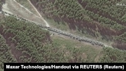 Imagine din satelit de la Maxar Technologies a unui convoi militar rusesc cu o lungime de circa 65 de kilometri care se îndreaptă spre Kiev. Este format din sute de tancuri, vehicule blindate și artilerie autopropulsată, Ivankov, Ucraina, 28 februarie 2022. 