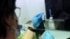 Oltáshoz készítik elő a Moderna vakcináját a Borsod-Abaúj-Zemplén Megyei Központi Kórház és Egyetemi Oktatókórházban kialakított oltóponton Miskolcon 2022. március 2-án