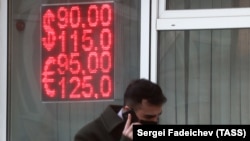 The Russian ruble reached more than 90 rubles to the dollar for the first time since April last year. (file photo)