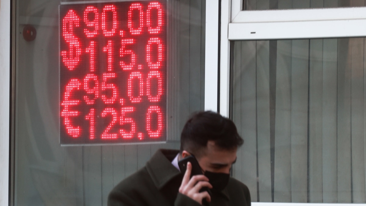 Азия: доллар в Москве больше не торгуется: что ждёт рубль и мигрантов?