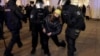 Полиция задерживает участницу протеста против российского вторжения в Украину. Санкт-Петербург, 1 марта 2022 года