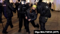 Полиция задерживает участницу протеста против российского вторжения в Украину. Санкт-Петербург, 1 марта 2022 года