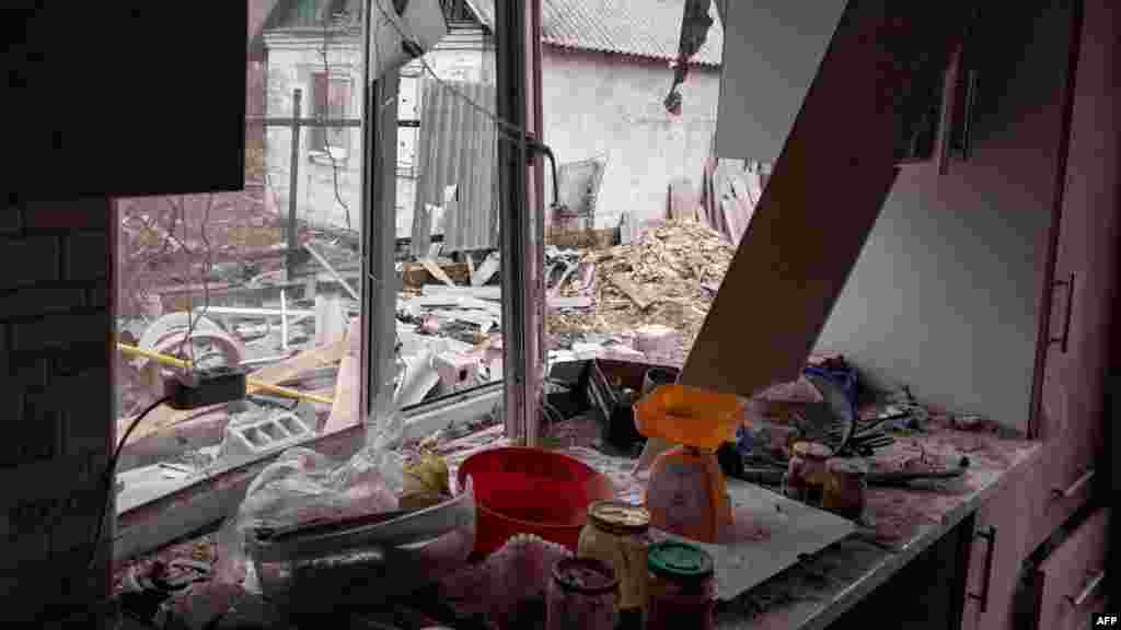 Поглед од уништена приватна куќа во Донецк, 26 февруари 2022