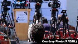 شماری از خبرنگاران حین پوشش یک کنفرانس خبری در کابل