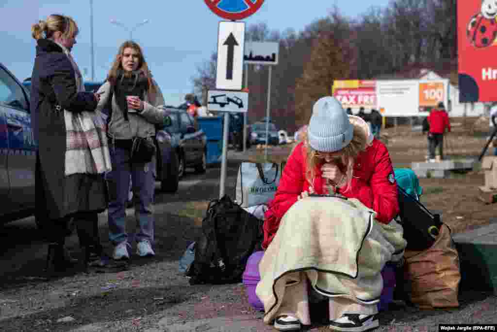 Trecerea refugiaților din Ucraina în Polonia se desfășoară fără probleme, după ce au fost relaxate procedurilor de trecere a frontierei din partea ucraineană. Imagine din sud-estul Poloniei, de la Hrebenne, 1 martie 2022.&nbsp;