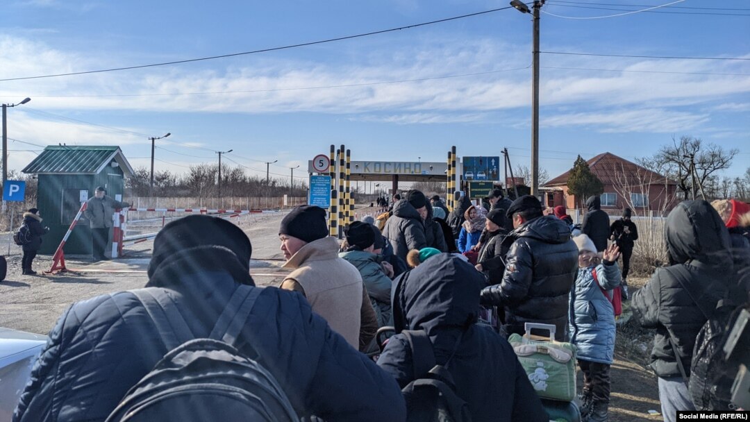 Украинадан эвакуацияланып жаткан кыргызстандыктар Украина-Венгрия чек арасын өткөнү жатат. 1-март, 2022-жыл