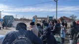 Украинадан эвакуацияланып жаткан кыргызстандыктар Украина-Венгрия чек арасын өткөнү жатат. 1-март, 2022-жыл
